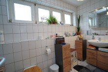 Tageslichtbad mit Badewanne und Platz f�r Waschmaschine Attraktive Eigentumswohnung mit Balkon und TG-Stpl. in bevorzugter Wohnlage von Stuttgart- Degerloch
