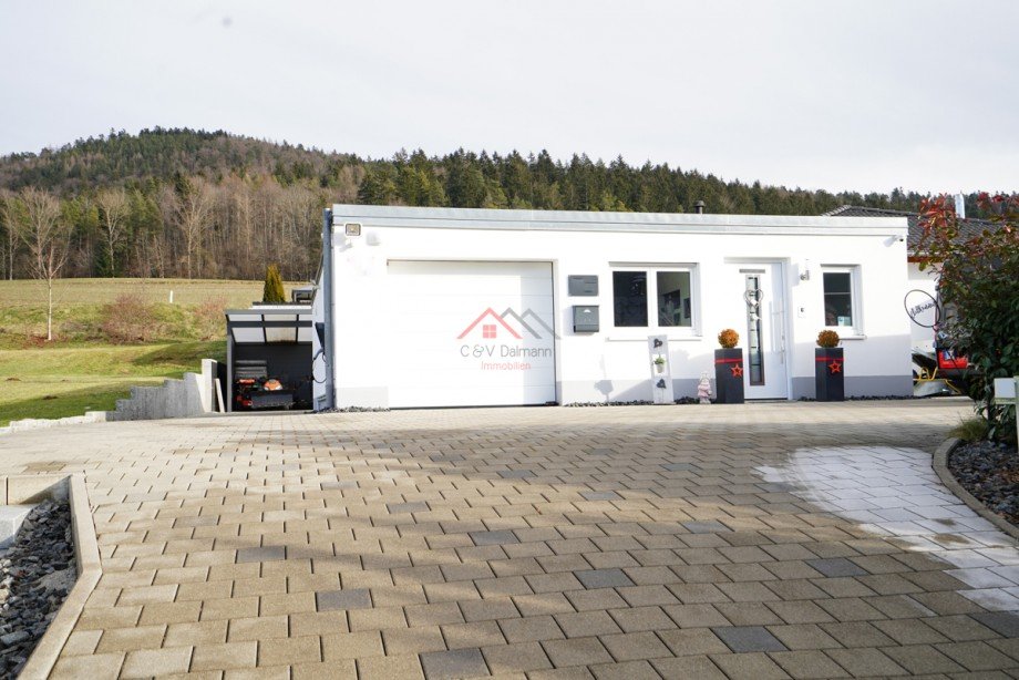 Aussenansicht von der Einfahrt Bungalow Seitingen-Oberflacht