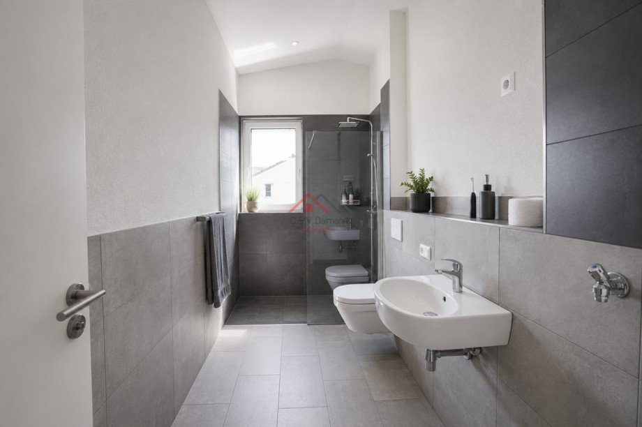 Badezimmer mit Waschmaschinenanschluss und Walk-In Dusche Etagenwohnung Tuttlingen