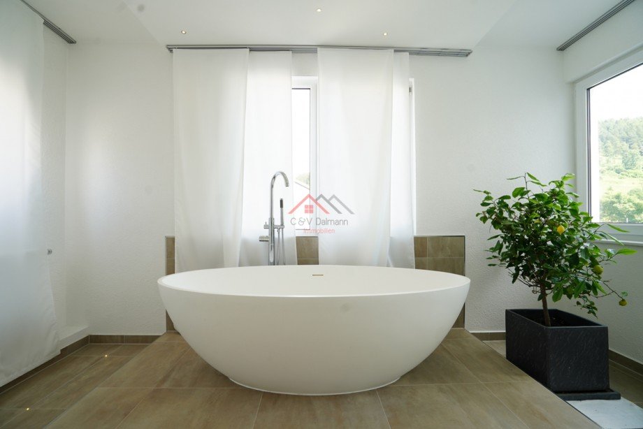 Badezimmer EG Badewanne Einfamilienhaus M�hlheim an der Donau