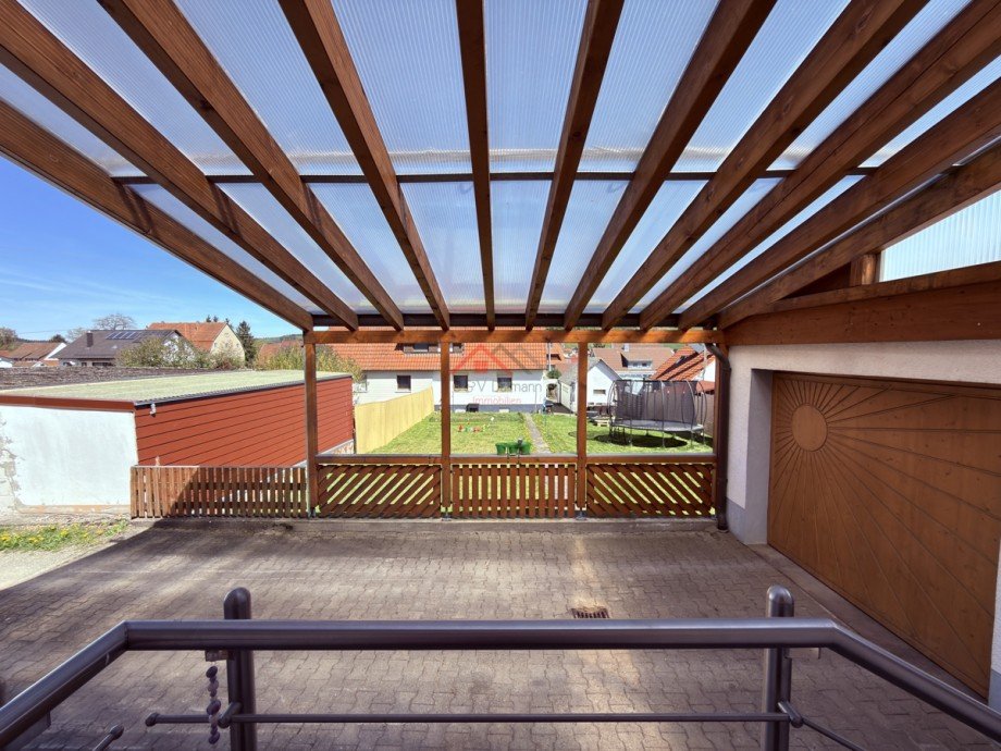 Carport und �berdachter Eingang Doppelhaush�lfte Talheim