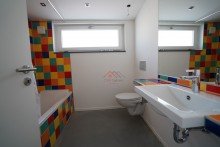 Kinderbad mit Badewanne Gro�z�giges und freistehendes Einfamilienhaus mit wundersch�nem und unverbaubarem Talblick!