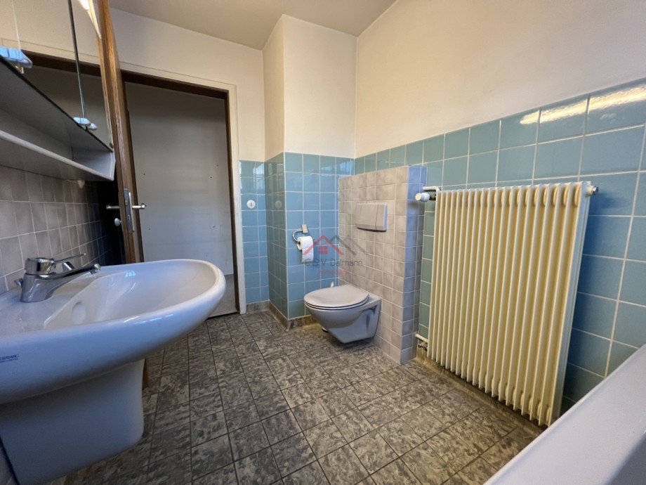 Tageslichtbad mit Badewanne und WC Einfamilienhaus Tuttlingen