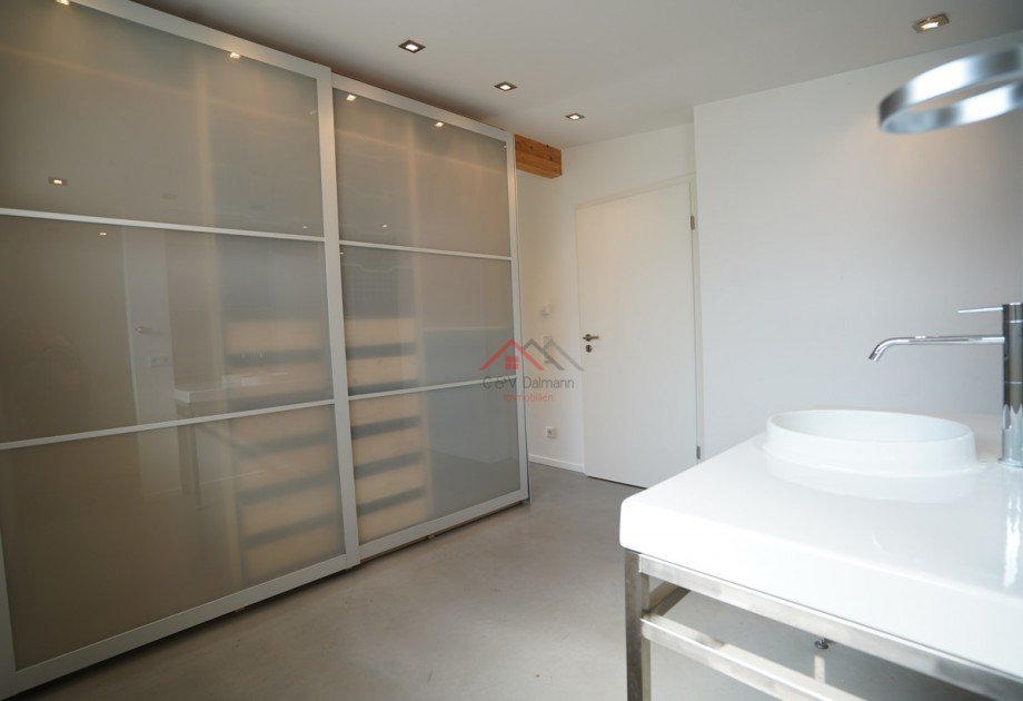 Schlafzimmer mit Einbauschr�nken, Dusche und WC Einfamilienhaus Tuttlingen / E�lingen