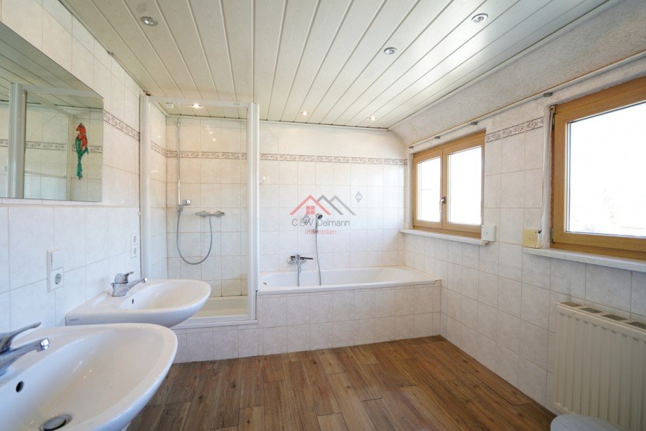 Badezimmer OG mit Dusche, Badewanne,WC Doppelhaush�lfte Talheim