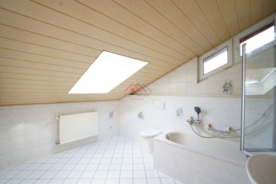 Badezimmer mit Dusche,Wc und Badewanne im OG Doppelhaush�lfte Tuttlingen