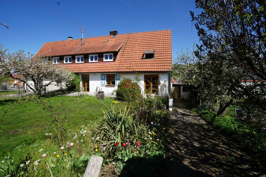 Weg vom Sommerhaus zur Garage Doppelhaush�lfte Talheim