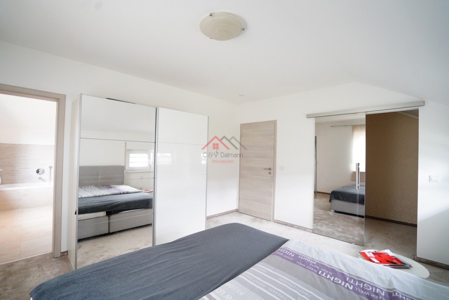 Schlafzimmer mit begehbarem Kleiderschrank sowie Zugang zum Badezimmer Einfamilienhaus Tuttlingen