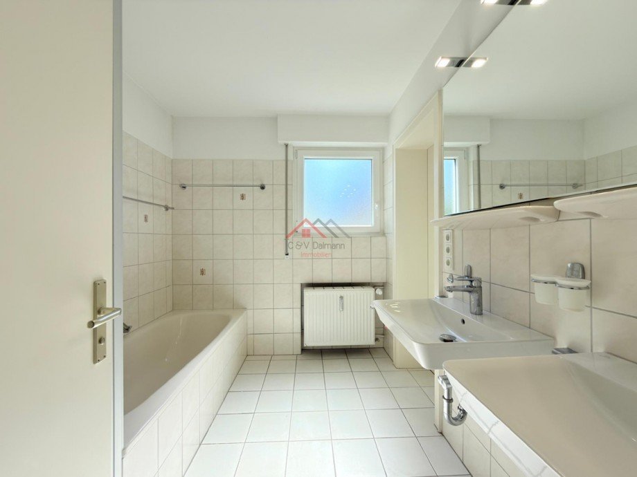 Badezimmer mit Zugang z. Schlafzimmer Obergeschoss Zweifamilienhaus Tuttlingen