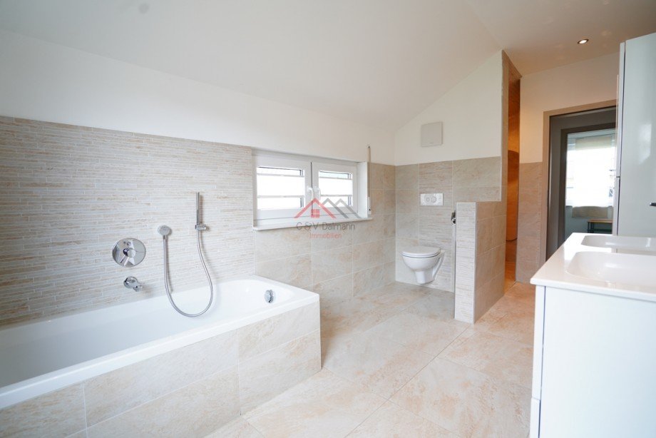 Badezimmer mit Badewanne ,WC , Waschtisch und separater begehbarer Regendusche mit Sitzm�glichkeit Einfamilienhaus Tuttlingen