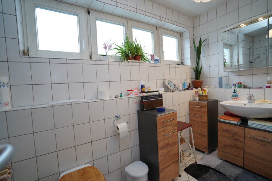 Tageslichtbad mit Badewanne und Platz f�r Waschmaschine Etagenwohnung Stuttgart / Degerloch