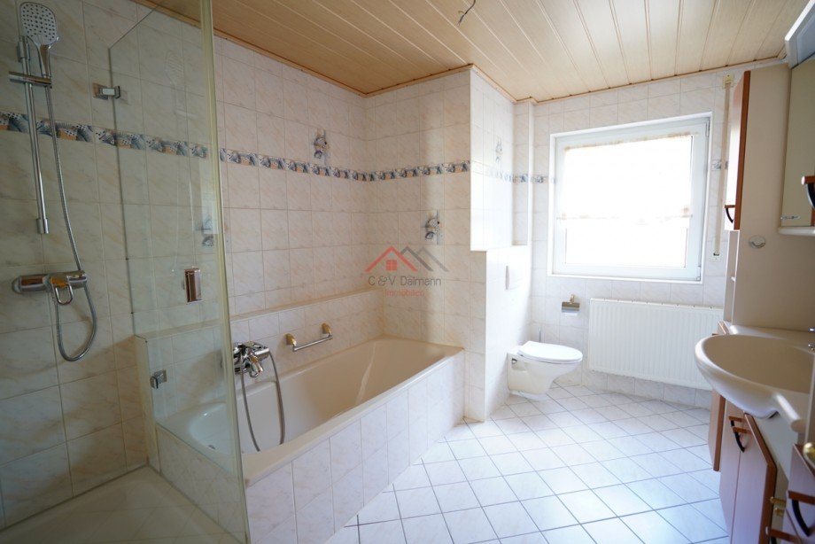 Badezimmer mit Dusche,Wc und Badewanne EG Doppelhaush�lfte Tuttlingen