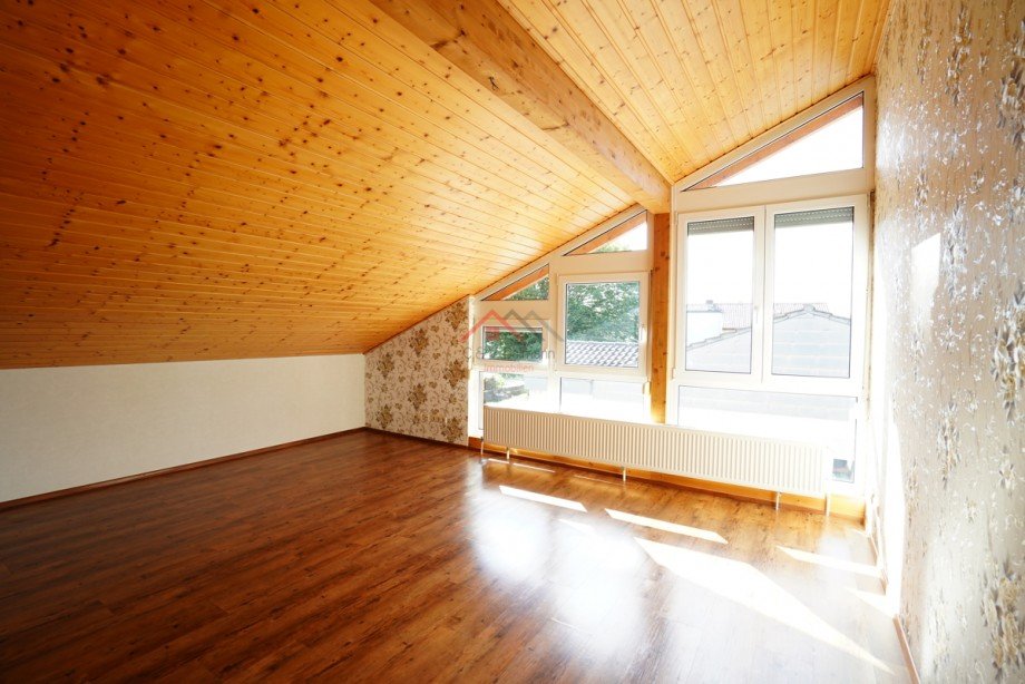 Kinderzimmer mit gro�en Fensterfronten OG Doppelhaush�lfte Tuttlingen