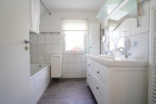 Badezimmer 1OG Traumhaftes Einfamilienhaus mit Blick auf das M�hlheimer Schloss auf gro�em Grundst�ck!
