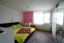 Schlafzimmer OG  Zwei Wohneinheiten - ideal f�r Familie oder Wohnen & Arbeiten mit gro�er und sonniger S�dterrasse 
