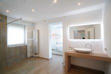 Badezimmer EG mit Masterdusche und freihstehender Badewanne Traumhaftes Einfamilienhaus mit Blick auf das M�hlheimer Schloss auf gro�em Grundst�ck!