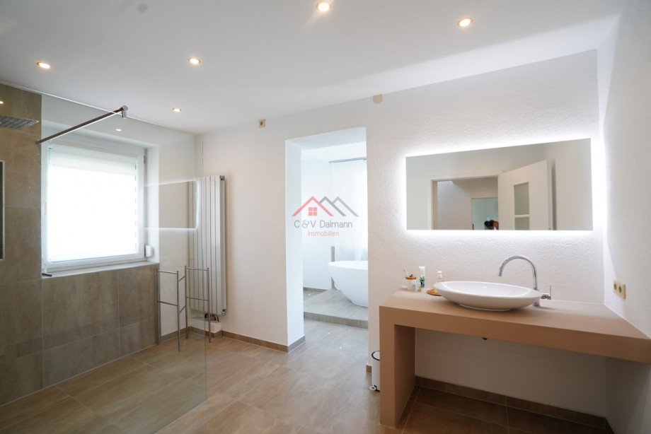 Badezimmer EG mit Masterdusche und freihstehender Badewanne Einfamilienhaus M�hlheim an der Donau
