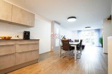 Blick aus der K�che in Wohnzimmer Exquisites und neuwertiges Reihenhaus mit 
hochwertiger-Ausstattung - Garage + Stellplatz