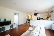 Wohnbereich mit K�che  Zwei Wohneinheiten - ideal f�r Familie oder Wohnen & Arbeiten mit gro�er und sonniger S�dterrasse 