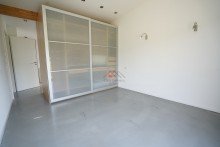 Schlafzimmer mit Einbauschr�nken und Elternbad mit Dusche und WC Gro�z�giges und freistehendes Einfamilienhaus mit wundersch�nem und unverbaubarem Talblick!