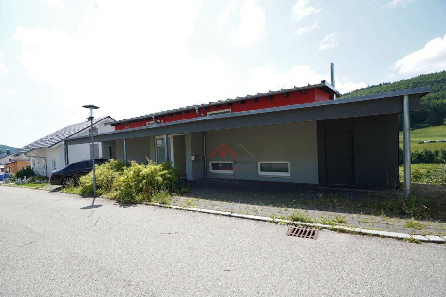 Aussenansicht mit Carports und 2Schuppen Einfamilienhaus Tuttlingen / E�lingen