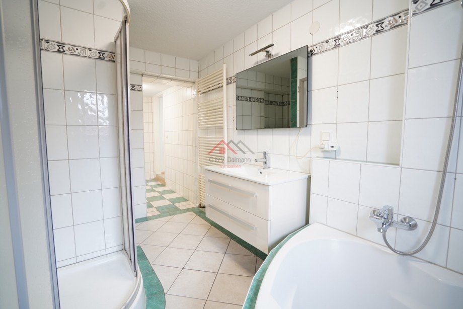 Badezimmer mit Dusche und Eckbadewanne Etagenwohnung Tuttlingen