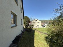 Ansicht Osten Einfamilienhaus in guter Wohnlage - 935 m� Grundst�ck, zwei Garagen, viele M�glichkeiten