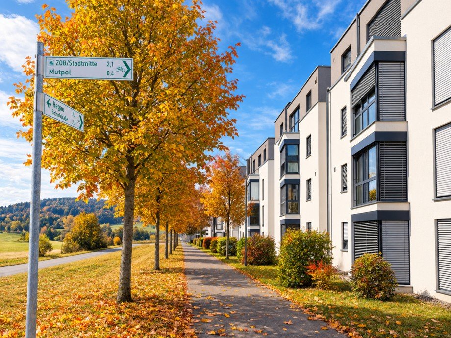 Ansicht Immobilie mit Weg (Herbstlich Visualisiert) Penthousewohnung Tuttlingen