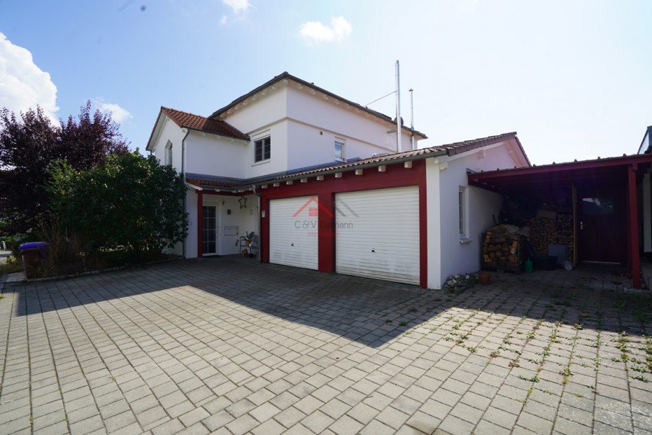 Ansicht Carport und Garage Etagenwohnung Neuhausen ob Eck