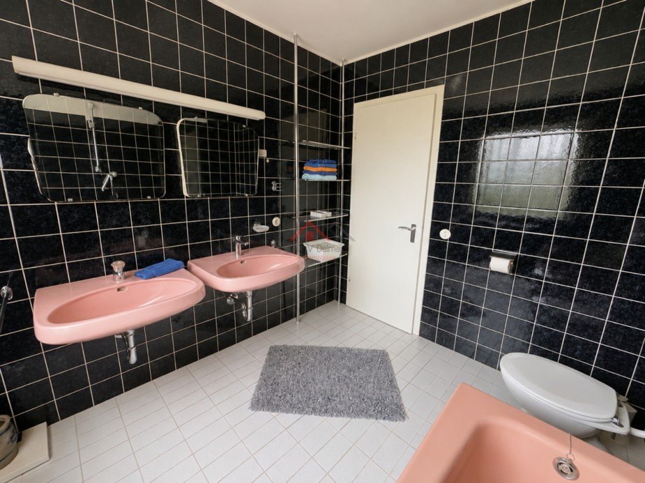 OG_Bad Eltern mit Doppelwaschtisch, Wanne, WC Einfamilienhaus Wurmlingen