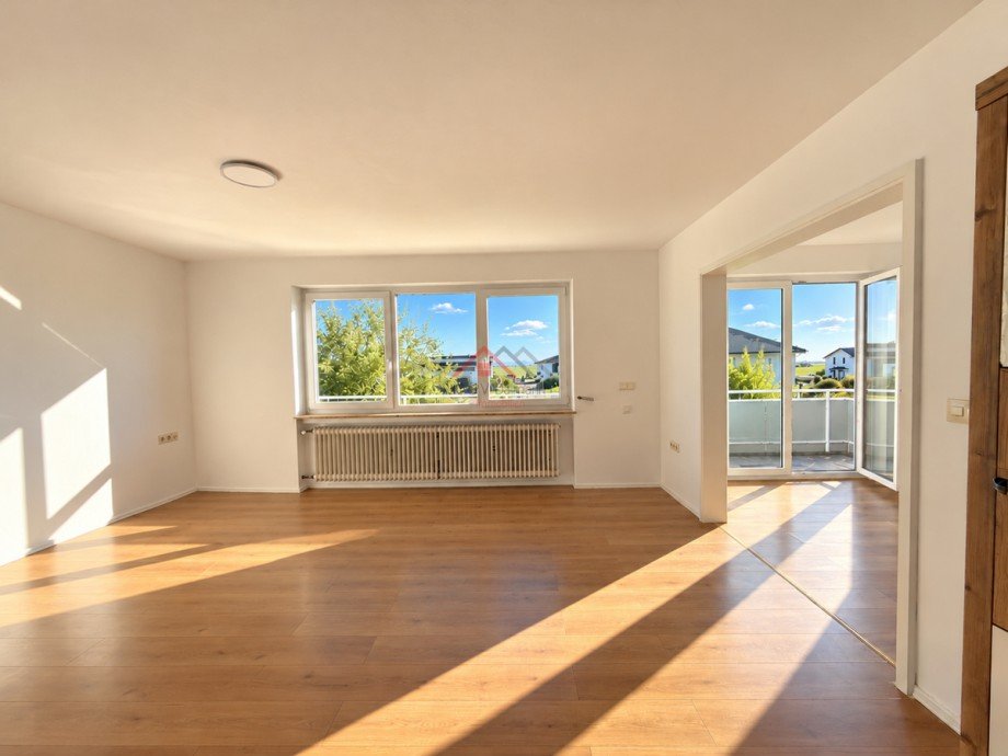 Wohnzimmer angrenzend zum Esszimmer und K�che Einfamilienhaus Renquishausen