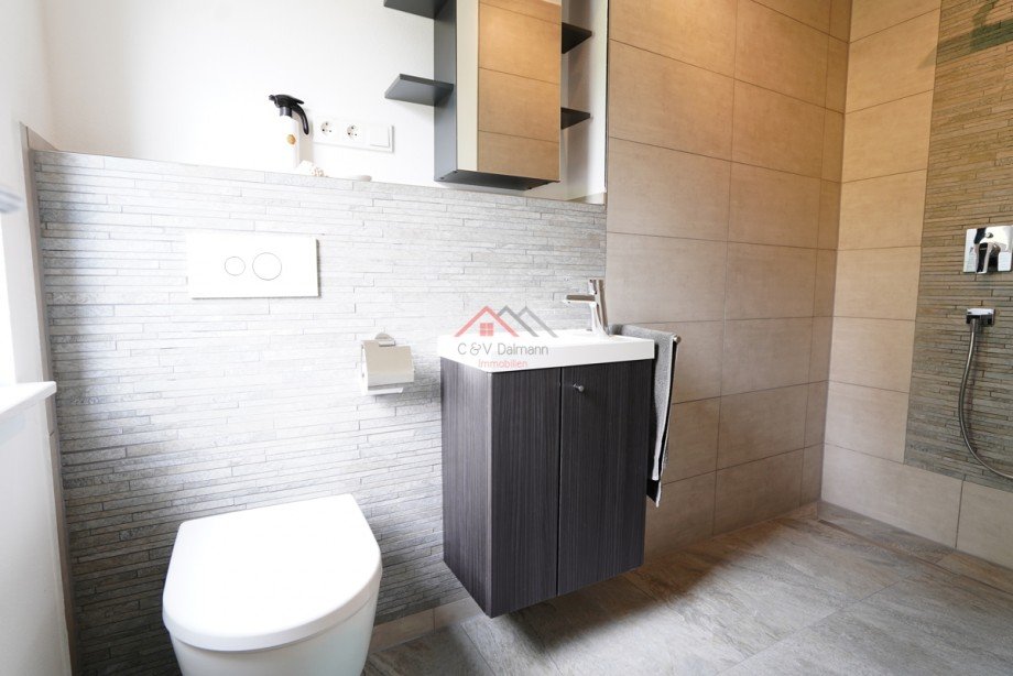 Badezimmer mit Dusche und WC EG Einfamilienhaus Tuttlingen
