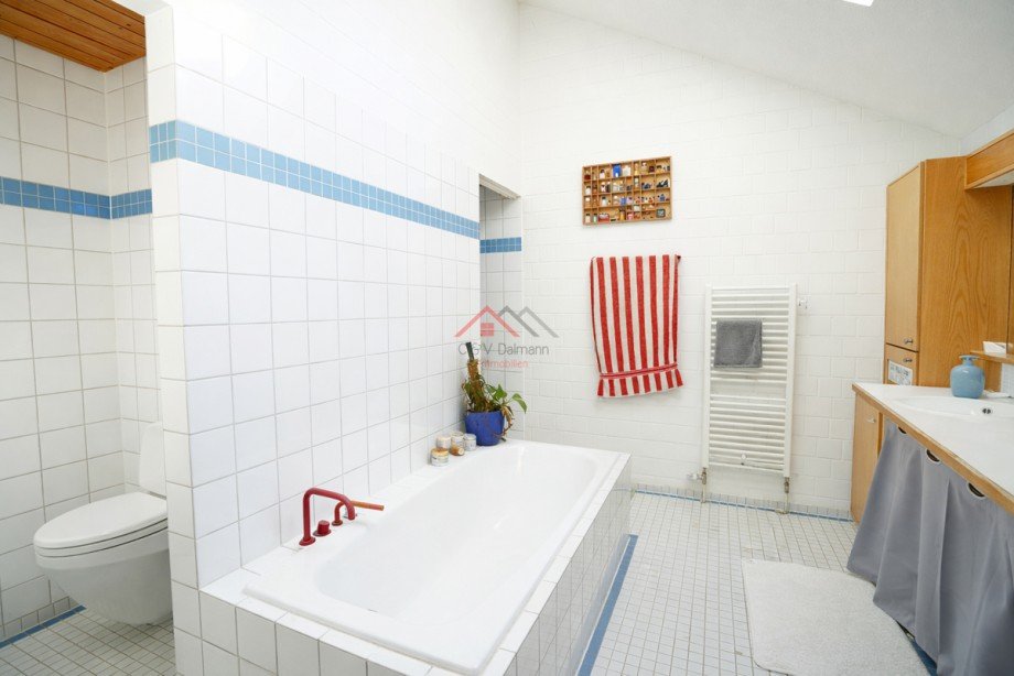Badezimmer angrenzend zum Schlafzimmer mit Dusche, Badewanne und WC Einfamilienhaus Tuttlingen