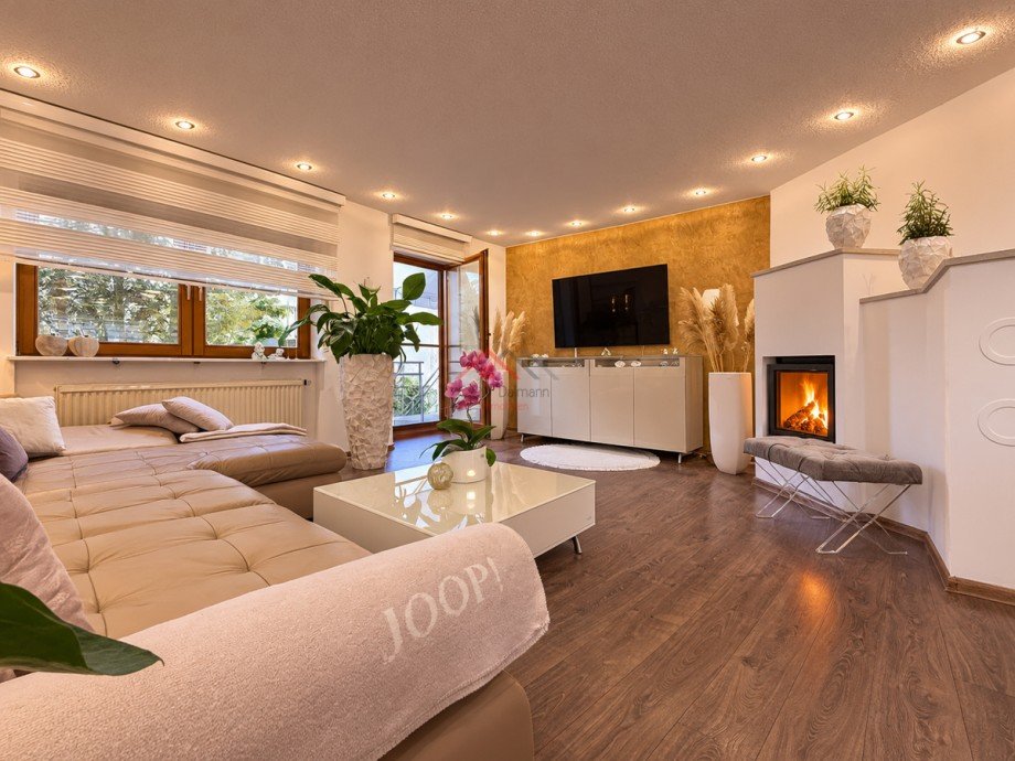 Wohnzimmer mit Kamin und Ausgang zum Balkon OG Einfamilienhaus Tuttlingen / Nendingen
