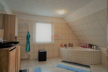 Badezimmer mit Dusche und Eckbadewanne,WC Freistehendes und gem�tliches Einfamilienhaus auf gro�em Grundst�ck!