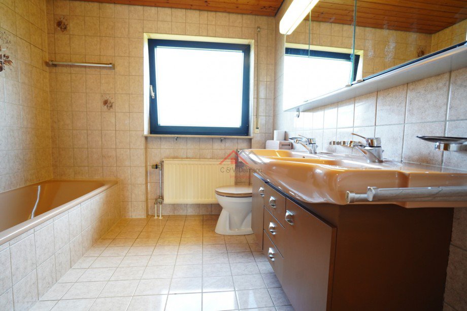Bad mit Badewanne, Dusche,WC und Doppelwaschbecken Zweifamilienhaus Trossingen