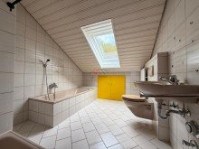 Wohnung Dachgeschoss Badezimmer Zuhause mit Zukunft - gro�z�giges Zweifamilienhaus mit Einliegerwohnung