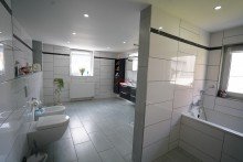 Badezimmer mit Dusche, Badewanne , WC , Bidet Modernes und freistehendes Einfamilienhaus mit viel Platz f�r die Familie!