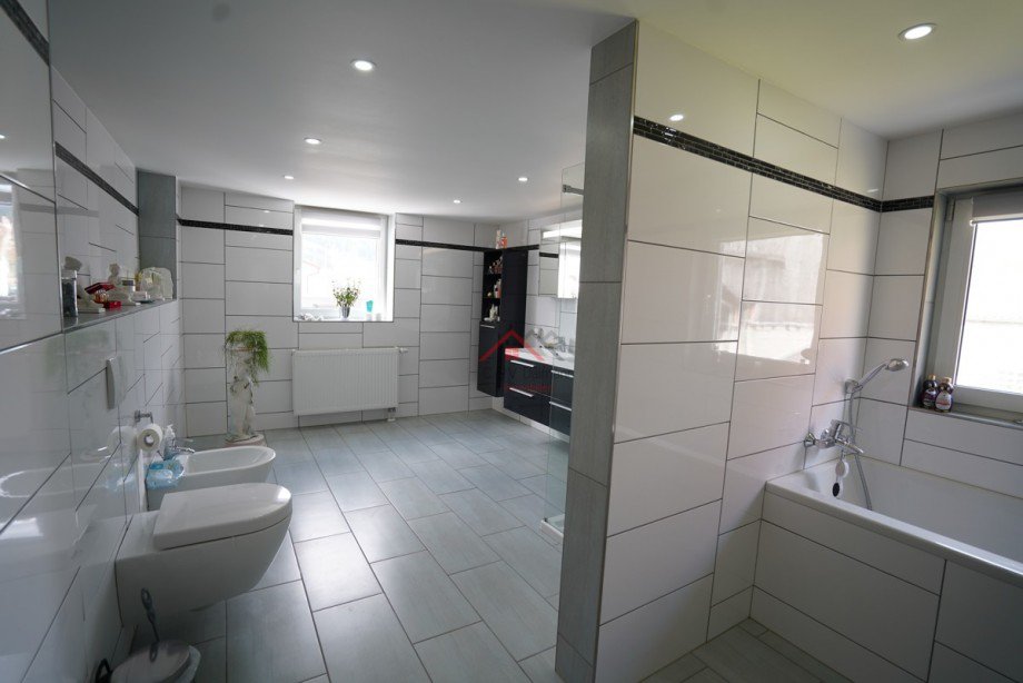 Badezimmer mit Dusche, Badewanne , WC , Bidet Einfamilienhaus Tuttlingen / Nendingen