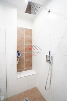 Regendusche mit Sitzgelegenheit Exquisites und neuwertiges Reihenhaus mit 
hochwertiger-Ausstattung - Garage + Stellplatz