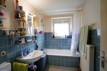 Badezimmer OG  Zwei Wohneinheiten - ideal f�r Familie oder Wohnen & Arbeiten mit gro�er und sonniger S�dterrasse 