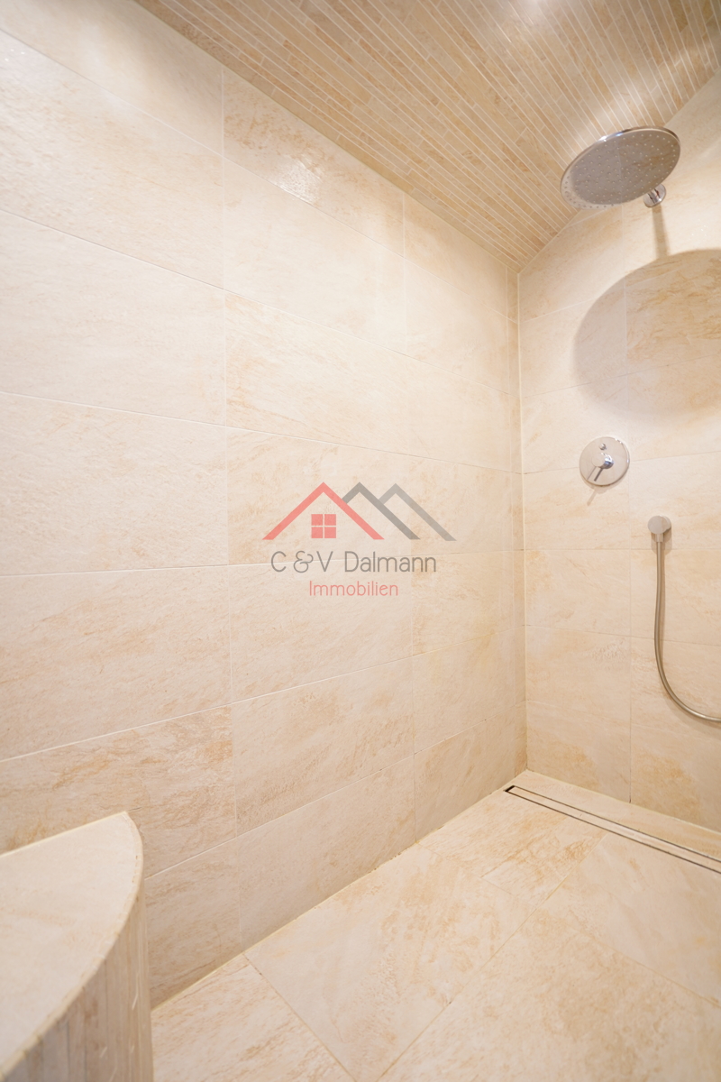 Regendusche mit Sitzm�glichkeit im BadezimmerOG Einfamilienhaus Tuttlingen