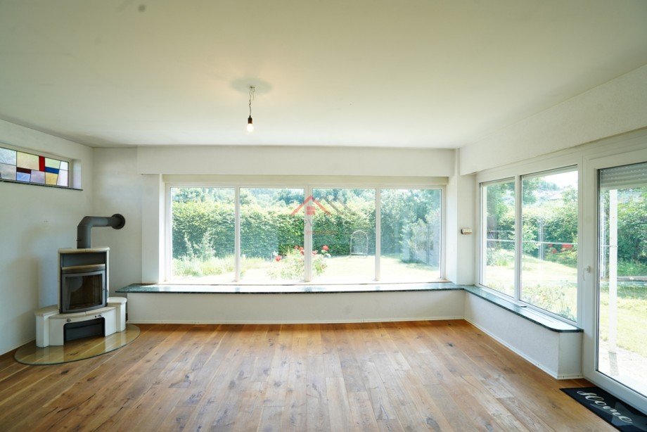 Wohn oder Esszimmer mit Blick in Garten und aufs Schloss Einfamilienhaus M�hlheim an der Donau