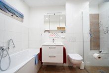 Badezimmer mit Badewanne, Dusche und WC Exquisites und neuwertiges Reihenhaus mit 
hochwertiger-Ausstattung - Garage + Stellplatz
