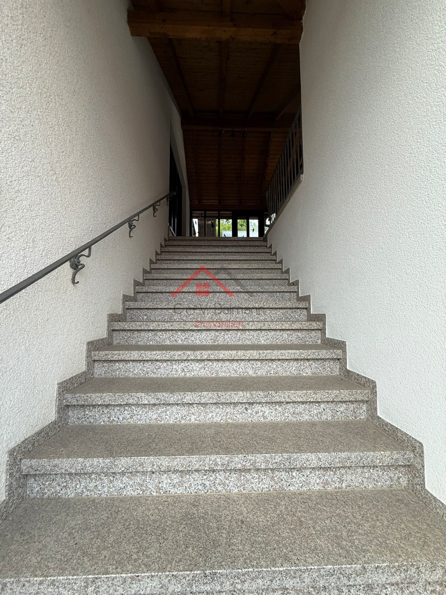�berdachte Treppe Mehrfamilienhaus Tuttlingen-Nendingen