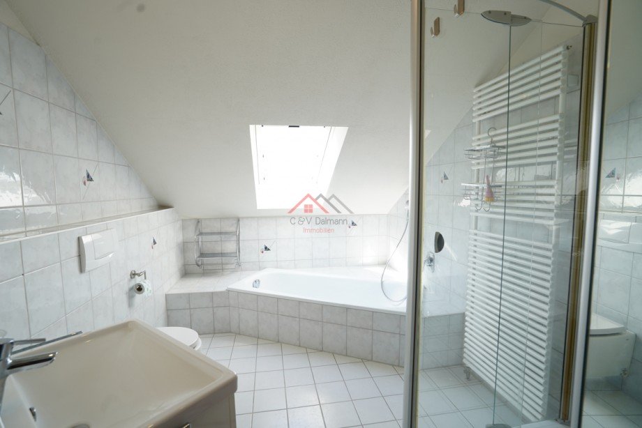 Badezimmer mit Dusche, WC, Badewanne und Waschbecken Etagenwohnung Neuhausen ob Eck