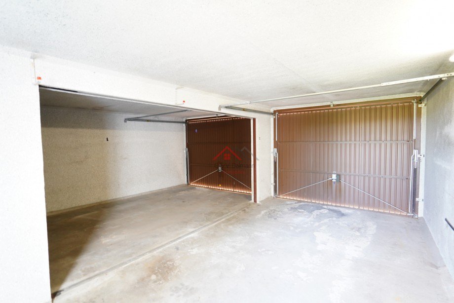 Doppelgarage ohne Wand mit T�re vom Garten Zweifamilienhaus Trossingen