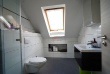2OG Badezimmer mit Dusche und Toilette Modernes und freistehendes Einfamilienhaus mit viel Platz f�r die Familie!