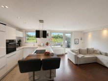 K�che mit Wohnbereich  Zwei Wohneinheiten - ideal f�r Familie oder Wohnen & Arbeiten mit gro�er und sonniger S�dterrasse 