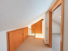 Flur DG  Zwei Wohneinheiten - ideal f�r Familie oder Wohnen & Arbeiten mit gro�er und sonniger S�dterrasse 